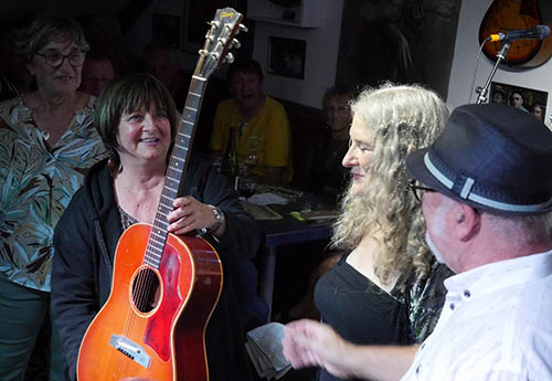 Don de la guitare de Johnny Shines par Elisabeth Forest